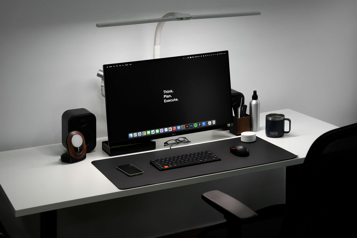 Bàn làm việc 120 cm: Tăng tối đa diện tích sử dụng như thế nào?