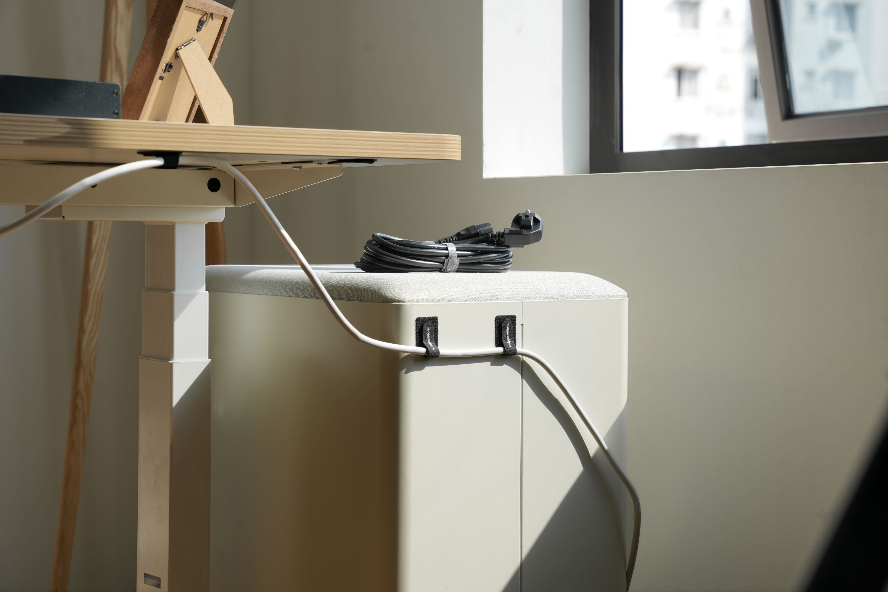 Bộ đôi dây dán Veclro: Móc luồn tránh thất lạc, đế dán cố định dây