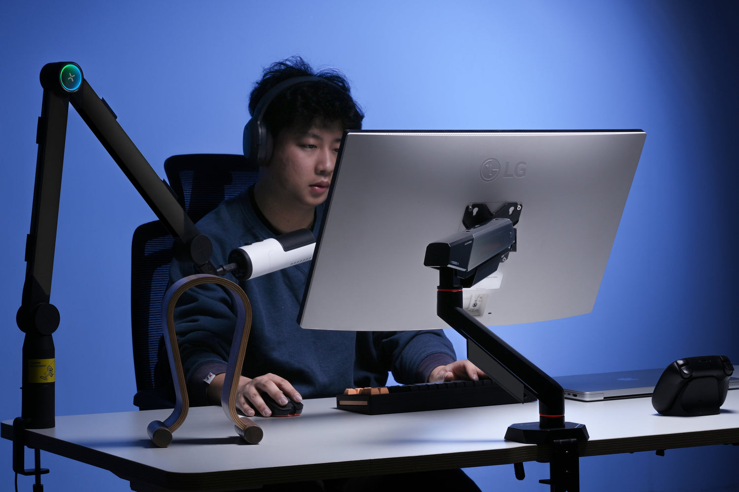 setup gaming sử dụng arm màn hình HyperWork Alpha Pro Gen 2 trong không gian làm việc hiện đại