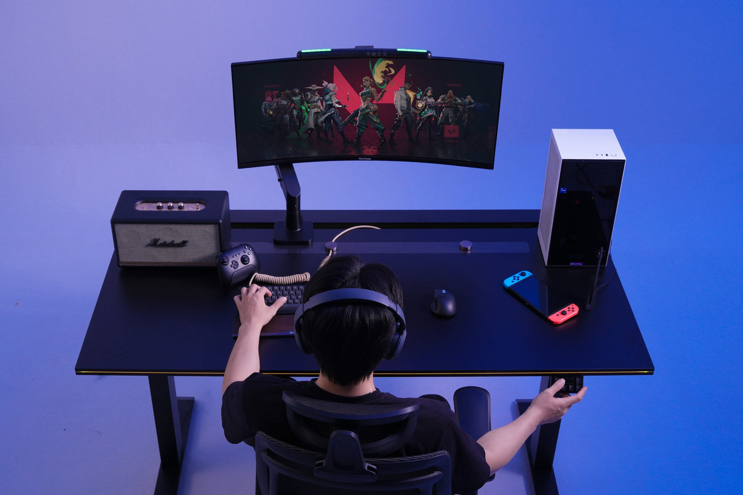 ban nang ha Atlas Elite setup gaming cao cap voi man hinh cong RGB