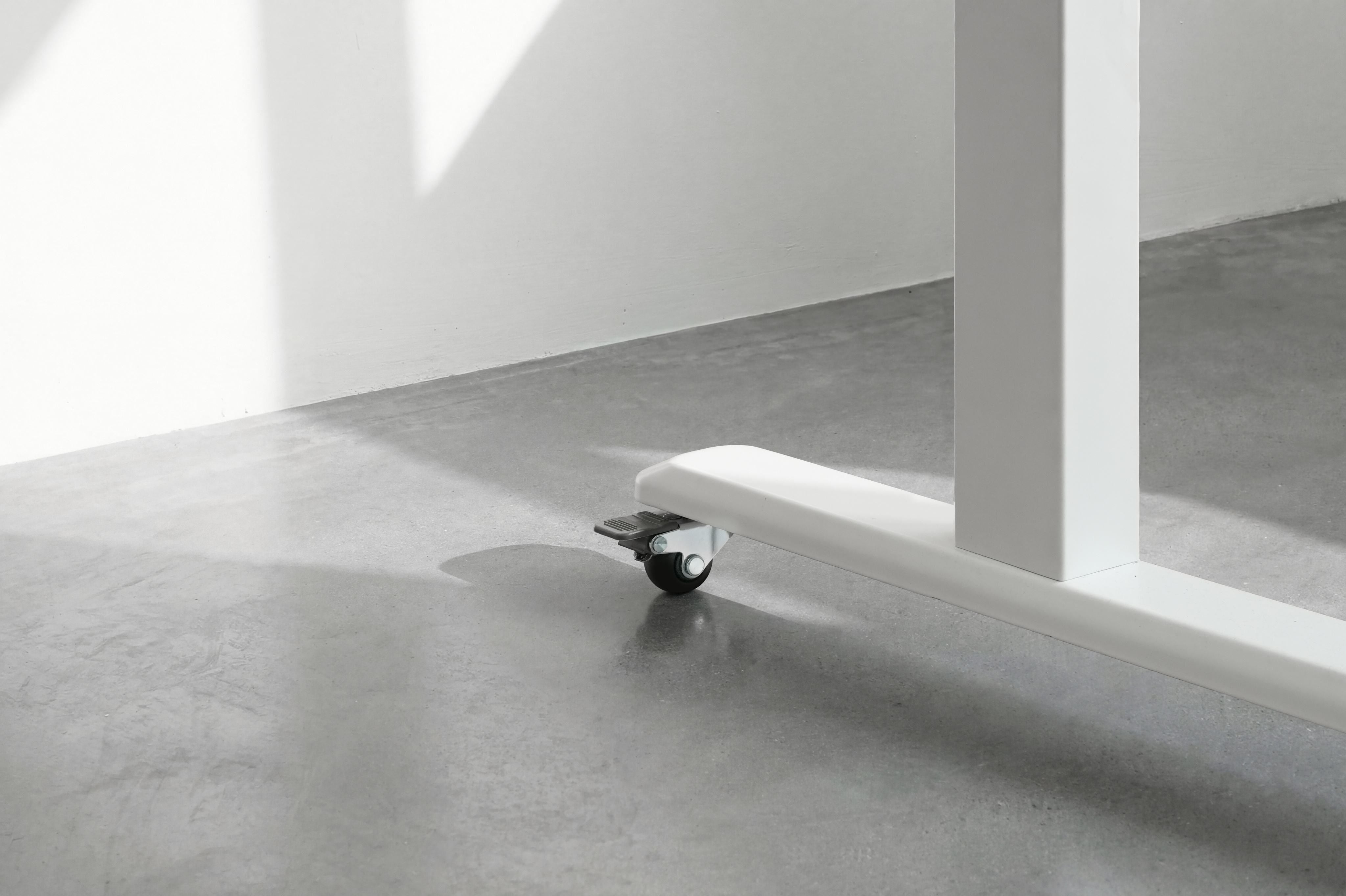 Lắp bánh xe cho bàn nâng hạ và bàn văn phòng: Những lưu ý quan trọng để bàn đứng vững, di chuyển êm